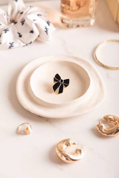 Pin's Black Bow