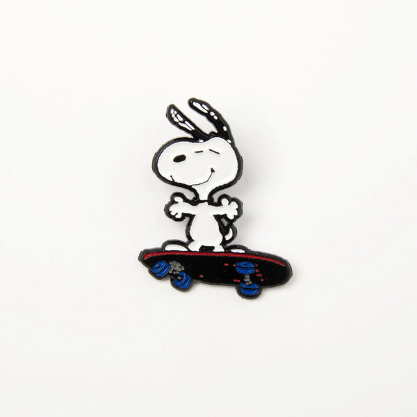 Pin's Snoopy Skateboard