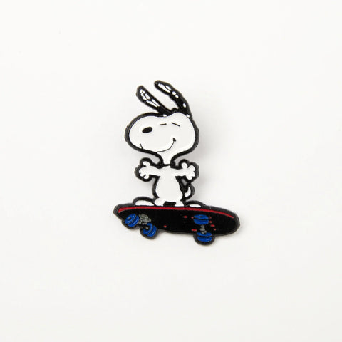 Pin's Snoopy Skateboard